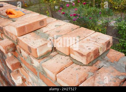 Briqueterie, briqueterie.Maçonnerie sur le site de construction de la maison.Bâtiment mur de maison de Bricks. Banque D'Images