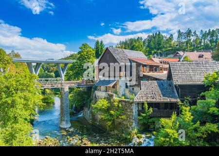 Village de Rastoke en Croatie, vieux moulins à eau sur les cascades de la rivière Korana Banque D'Images