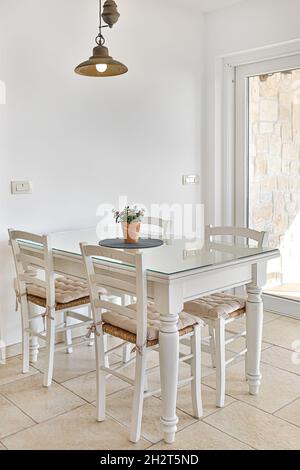 Table à manger avec chaises de style classique dans l'appartement au bord de la mer Banque D'Images