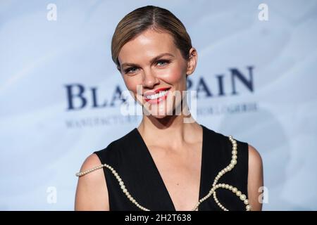 LAGUNA BEACH, ORANGE COUNTY, CALIFORNIE, États-Unis - OCTOBRE 23 : la mannequin/actrice Brooklyn Decker arrive à la 14e fête estivale annuelle Oceana SeaChange qui a eu lieu dans une résidence privée le 23 octobre 2021 à Laguna Beach, Orange County, Californie, États-Unis.(Photo de Xavier Collin/image Press Agency) Banque D'Images