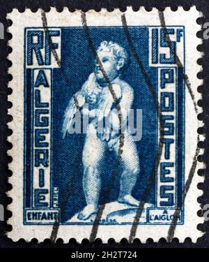 ALGÉRIE - VERS 1952 : un timbre imprimé en Algérie montre enfant avec aigle, Statue, vers 1952 Banque D'Images