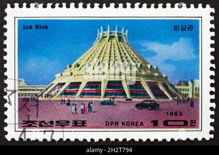 CORÉE DU NORD - VERS 1983 : un timbre imprimé en Corée du Nord montre la patinoire, bâtiment de Pyongyang, vers 1983 Banque D'Images