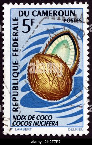 CAMEROUN - VERS 1967: Un timbre imprimé au Cameroun montre la noix de coco, fruit, vers 1967 Banque D'Images