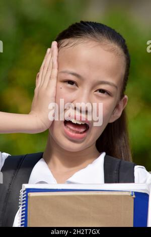 Adorable femme minoritaire stupide étudiant avec des cahiers Banque D'Images