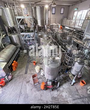 Cuves de fermentation en acier inoxydable et réservoirs de stockage dans un petit domaine viticole de la région de Gush Etzion, en Cisjordanie Banque D'Images