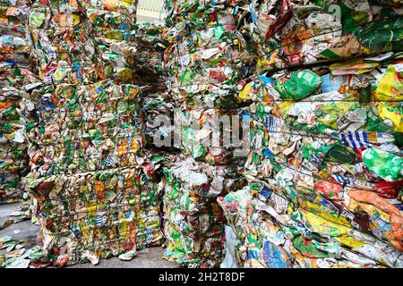 Grodno, Bélarus - octobre 2018 : balles pressées de boissons en carton et de jus de fruits en PET triées pour traitement ultérieur dans les déchets modernes Banque D'Images