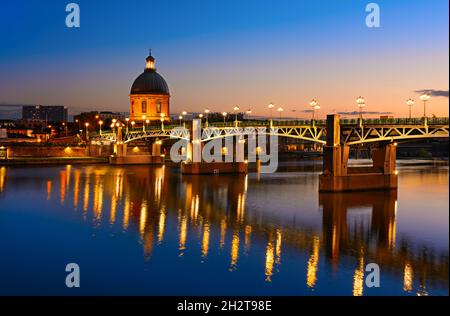 Pont et l'architecture à Toulouse pendant le coucher du soleil en France Banque D'Images