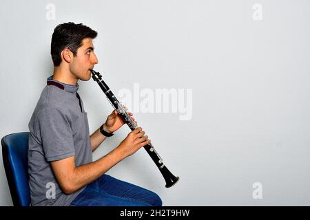 Les étudiants du Conservatoire de musique répétitions dans la salle de classe. Banque D'Images