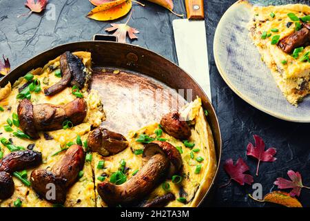 Tarte d'automne aux champignons de la forêt.Couper le morceau de quiche aux champignons Banque D'Images