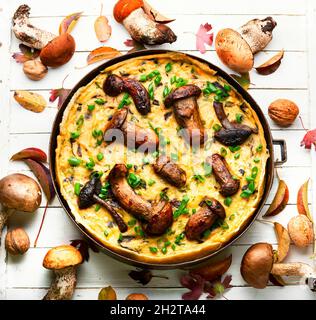 Tarte d'automne aux champignons de la forêt. Tarte ouverte maison Banque D'Images