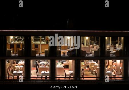 24 octobre 2021, Bavière, Würzburg: Tôt le matin, le petit déjeuner est préparé dans la salle à manger du bateau de croisière VIKING IDI, amarré sur les rives de la rivière main.Photo : Karl-Josef Hildenbrand/dpa Banque D'Images