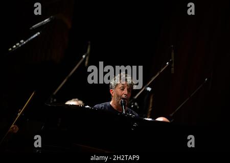 Buenos Aires, Argentine.23 octobre 2021.Fito Paez se produit pendant le concert.le 70e anniversaire, le musicien argentin Charly García a été honoré d'un spectacle de Fito Páez au Théâtre Colón.Crédit : SOPA Images Limited/Alamy Live News Banque D'Images