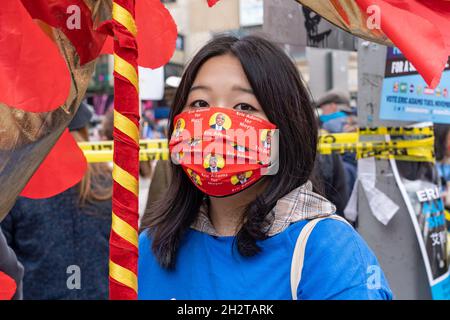 New York, États-Unis.23 octobre 2021.Un partisan du candidat démocrate à la mairie et le président du quartier de Brooklyn, Eric Adams, porte un masque de visage Eric Adams lors de la levée du vote le premier jour du vote par anticipation à Chinatown à New York.Crédit : SOPA Images Limited/Alamy Live News Banque D'Images