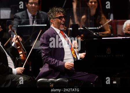 Buenos Aires, Argentine.23 octobre 2021.Fito Paez se produit pendant le concert.le 70e anniversaire, le musicien argentin Charly García a été honoré d'un spectacle de Fito Páez au Théâtre Colón.Crédit : SOPA Images Limited/Alamy Live News Banque D'Images