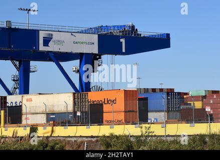 Savannah, États-Unis.23 octobre 2021.Les conteneurs d'expédition sont vus sous une grue au port de Savannah en Géorgie.La crise de la chaîne d'approvisionnement a créé un arriéré de près de 80,000 conteneurs d'expédition dans ce port, le troisième plus grand port à conteneurs des États-Unis, avec environ 20 navires ancrés au large de la côte atlantique, attendant de décharger leur cargaison.Une pénurie de chauffeurs routiers pour transporter des marchandises des entrepôts aux détaillants a entraîné l'acheminement des conteneurs d'expédition au port.Crédit : SOPA Images Limited/Alamy Live News Banque D'Images