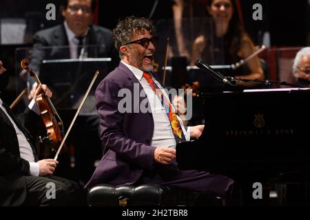 Buenos Aires, Argentine.23 octobre 2021.Fito Paez se produit pendant le concert.le 70e anniversaire, le musicien argentin Charly García a été honoré d'un spectacle de Fito Páez au Théâtre Colón.(Photo de Manuel Cortina/SOPA Images/Sipa USA) crédit: SIPA USA/Alay Live News Banque D'Images