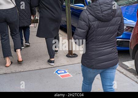 New York, États-Unis.23 octobre 2021.Les gens marchent près d'un panneau de trottoir pour diriger les gens vers le site de vote au 155, rue Sullivan, à SoHo, le premier jour du vote par anticipation pour l'élection de la mairie de New York à New York.(Photo par Ron Adar/SOPA Images/Sipa USA) crédit: SIPA USA/Alay Live News Banque D'Images