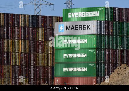 Savannah, États-Unis.23 octobre 2021.Les conteneurs d'expédition sont empilés au port de Savannah en Géorgie.La crise de la chaîne d'approvisionnement a créé un arriéré de près de 80,000 conteneurs d'expédition dans ce port, le troisième plus grand port à conteneurs des États-Unis, avec environ 20 navires ancrés au large de la côte atlantique, attendant de décharger leur cargaison.Une pénurie de chauffeurs routiers pour transporter des marchandises des entrepôts aux détaillants a entraîné l'acheminement des conteneurs d'expédition au port.(Photo de Paul Hennessy/SOPA Images/Sipa USA) crédit: SIPA USA/Alay Live News Banque D'Images