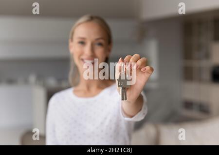 Gros plan jeune femme souriante tenant les clés entre les mains. Banque D'Images