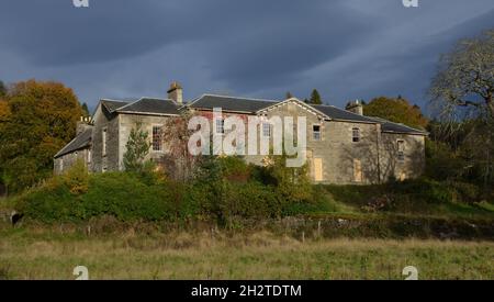 L'élévation avant de la maison abandonnée Rosehall en 2021, célèbre pour sa décoration intérieure des années 1920 par le designer Coco Chanel.Scottish Highlands, Royaume-Uni. Banque D'Images