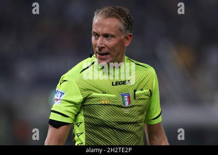 Bologne, Italie, le 23 octobre 2021.L'arbitre Paolo Valeri pendant le match de la série A à Renato Dall'Ara, Bologne.Le crédit photo devrait se lire: Jonathan Moscrop / Sportimage Banque D'Images