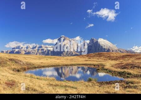 Réflexion des Dolomites, vue de Seiser Alm à Sella gamme de moutain avec Plattkofel et Langkofel Banque D'Images