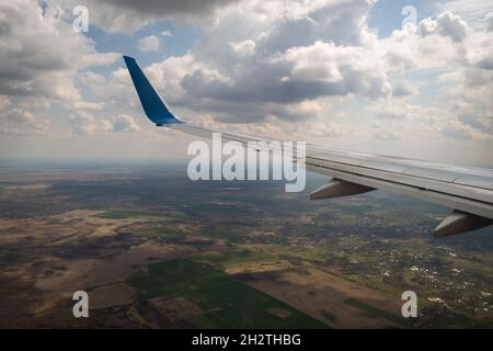 Vue sur l'atterrissage en avion à réaction à l'aéroport par mauvais temps. Concept de voyage et de transport aérien. Banque D'Images