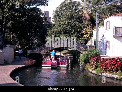 Bateau de tourisme le long de la rivière San Antonio, Riverwalk, San Antonio, Texas, USA. Banque D'Images