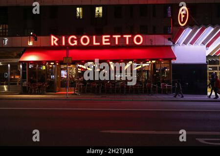 Panneau de signalisation au néon Rigoletto au Kungsgatan 16, à Stockholm, en Suède, le samedi soir. Banque D'Images