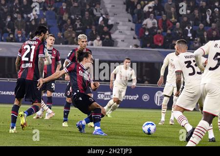 Arthur Theate (Bologne)Lors du match italien « erie A » entre Bologne 2-4 Milan au stade Renato Dall Ara le 23 octobre 2021 à Bologne, Italie.(Photo de Maurizio Borsari/AFLO) Banque D'Images