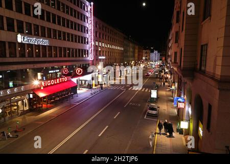 Panneau de signalisation au néon Rigoletto au Kungsgatan 16, à Stockholm, en Suède, le samedi soir. Banque D'Images