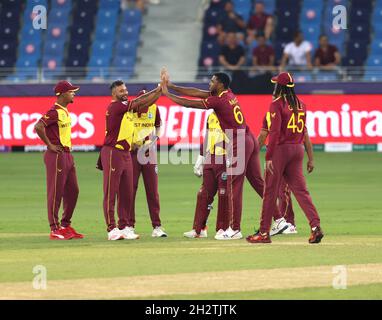 Dubaï, le 23 octobre 2021 :- les copains de l'équipe d'Inde de l'Ouest célèbrent le licenciement du joueur d'Angleterre ROY lors de la coupe du monde de la CCI T20 à Dubaï le samedi photo: Seshadri SUKUMAR crédit: Seshadri SUKUMAR/Alay Live News Banque D'Images