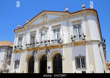 Vue de face de l'hôtel de ville de la Praça Largo de Se dans le centre-ville, Faro, Algarve, Portugal, Europe. Banque D'Images