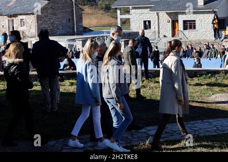 Oviedo, Espagne.23 octobre 2021. Panish le roi Felipe VI et la reine Letizia Ortiz avec les filles de la princesse des Asturies Leonor de Borbon et de Sofia de Borbon lors d'une visite à Santa Maria del Puerto comme gagnant du 32ème prix annuel exemplaire du village des Asturies, Espagne, le samedi 23 octobre 2021 crédit:CORDONE PRESSE/Alay Live News Banque D'Images