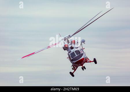 Pilsen, République Tchèque - 10/07/2021: Hélicoptère PZL W-3 Sokół de l'armée de l'air tchèque en couleurs de sauvetage Banque D'Images