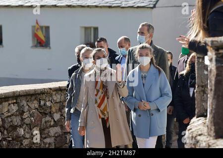 Oviedo, Espagne.23 octobre 2021. Panish le roi Felipe VI et la reine Letizia Ortiz avec les filles de la princesse des Asturies Leonor de Borbon et de Sofia de Borbon lors d'une visite à Santa Maria del Puerto comme gagnant du 32ème prix annuel exemplaire du village des Asturies, Espagne, le samedi 23 octobre 2021 crédit:CORDONE PRESSE/Alay Live News Banque D'Images