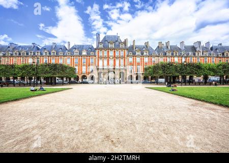 Paris, France - 19 mai 2015 : la place des Vosges en été.Les gens se détendent sur les pelouses et les bancs.La plus ancienne place de Paris.Situé à Ma Banque D'Images