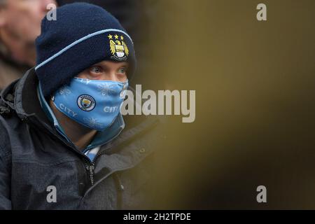 BRIGHTON, ANGLETERRE - 23 OCTOBRE : fan de Manchester City lors du match Premier League entre Brighton & Hove Albion et Manchester City au stade de la communauté American Express le 23 octobre 2021 à Brighton, Angleterre.Mo de média Banque D'Images