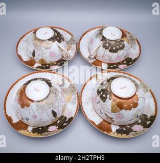 Tasses à thé et soucoupes en porcelaine japonais Kutani, anciennes et raffinées, décorées d'oiseaux et de loteries.Style Satsuma Banque D'Images