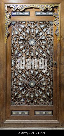 Porte latérale de Minbar de la Mosquée publique historique d'Al Rifai, avec des décorations arabesques en bois langue et gorge assemblés, incrustés d'ivoire et d'ébène, Vieux Caire, Egypte Banque D'Images