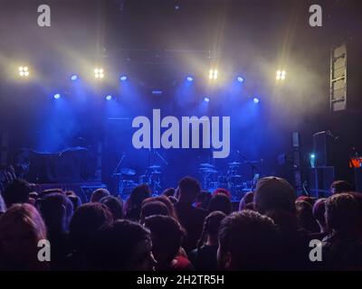 19 octobre 2021 Mountford Hall, Liverpool Guild of Students, YungBlud la vie sur Mars dernière nuit, grand angle.Scène et l'arrière-plan du public en tête - en attendant le début du spectacle.Pas de téléphone mobile ! Banque D'Images