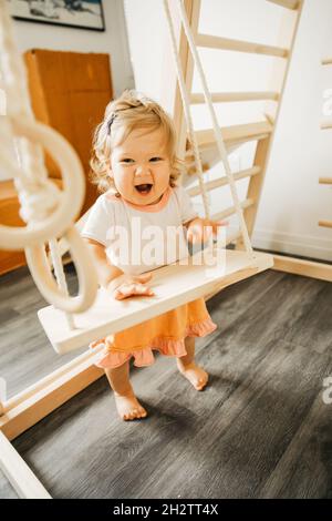 La petite fille joue avec une structure en bois de développement à la maison, à la maternelle ou à la garderie Banque D'Images