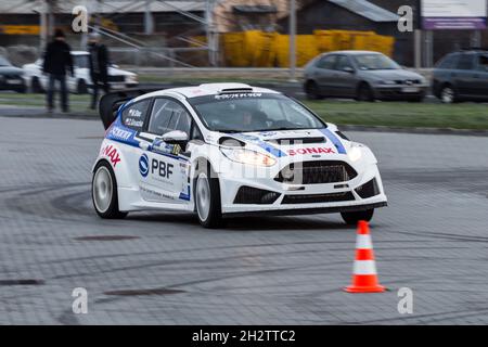 Lublin, Pologne - 11 janvier 2015 : courses de voitures amateurs à l'arène de Lublin Banque D'Images