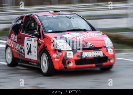 Lublin, Pologne - 11 janvier 2015 : courses de voitures amateurs à l'arène de Lublin Banque D'Images