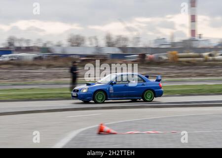 Lublin, Pologne - 11 janvier 2015 : courses de voitures amateurs à l'arène de Lublin Banque D'Images