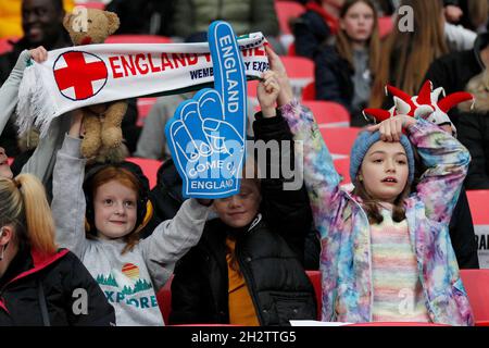 Les femmes d'Angleterre fans lors du match de qualification de la coupe du monde des femmes entre les femmes d'Angleterre et les femmes d'Irlande du Nord au stade Wembley, Londres, Angleterre, le 23 octobre 2021.Photo de Carlton Myrie.Utilisation éditoriale uniquement, licence requise pour une utilisation commerciale.Aucune utilisation dans les Paris, les jeux ou les publications d'un seul club/ligue/joueur. Banque D'Images