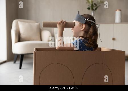 Joyeux petit enfant préscolaire fille jouant des pirates jeu. Banque D'Images