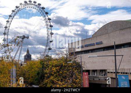 London Eye et Royal Festival Hall concert Center South Bank sans personne Banque D'Images
