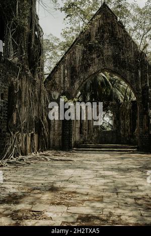 Un voyage à travers les ruines de l'île Ross, le quartier général des îles Andaman et Nicobar en Inde britannique Banque D'Images