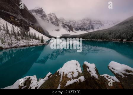 Lac Moraine avec neige dans le parc national Banff, Alberta, Canada Banque D'Images